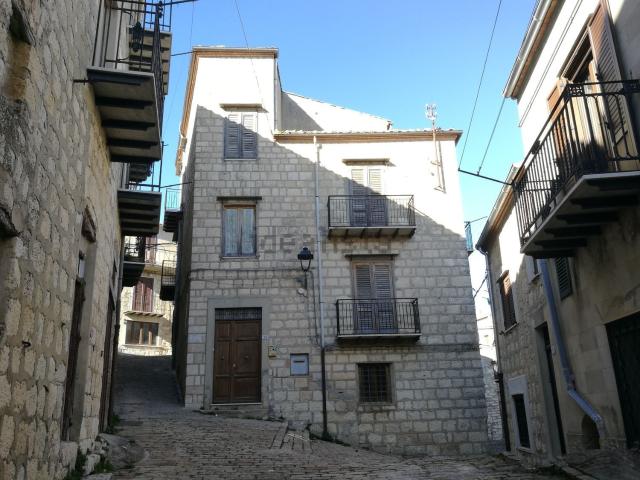 Villetta indipendente in vendita di 300 m² in Via Caracciolo, 1