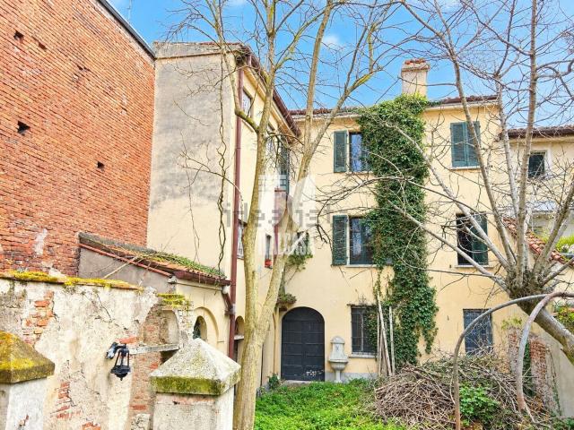 Villetta indipendente in vendita di 300 m² in Via Carlo Montanari