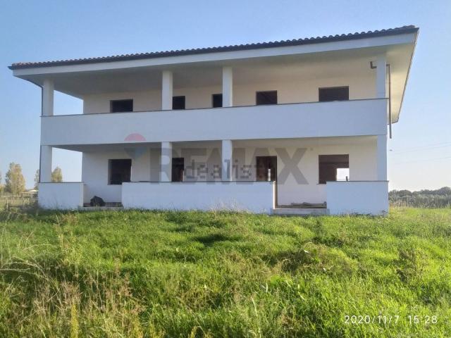 Villetta indipendente in vendita di 300 m² in Via Apriliana, 58