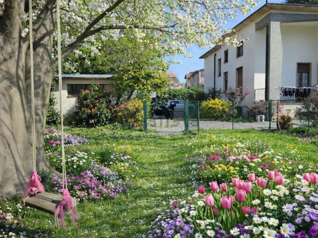 Villetta bifamiliare in vendita di 300 m² in Via Bernardino Luini