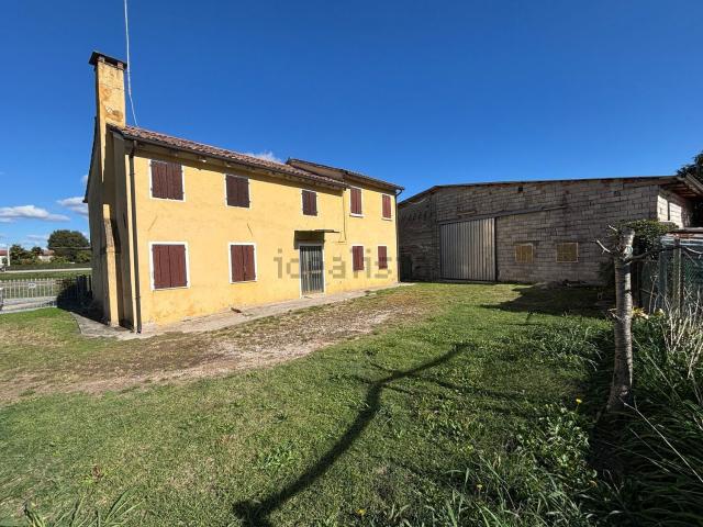 Villetta indipendente in vendita di 300 m² in Via Giacomo Leopardi