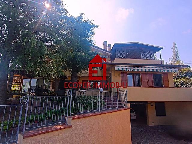 Villetta indipendente in vendita di 300 m² in Via Giacomo Leopardi