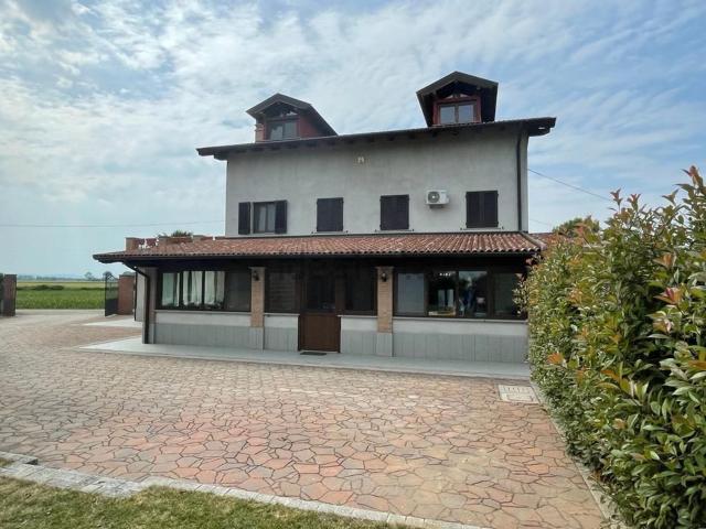 Villetta indipendente in vendita di 300 m² in Via Guazzora