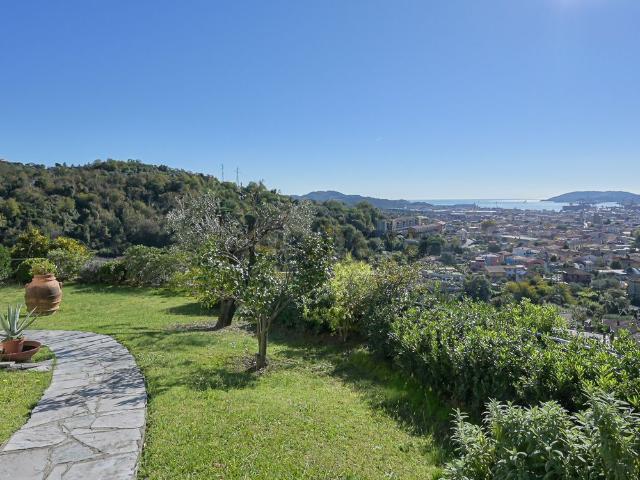 Villetta indipendente in vendita di 300 m² in Via Guglielmo Marconi