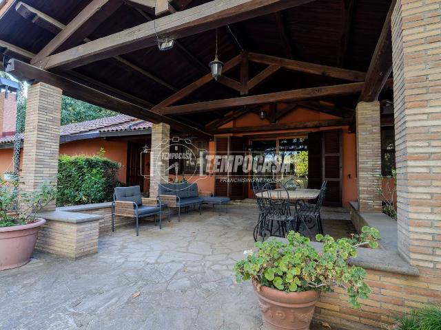 Villetta indipendente in vendita di 300 m² in Via Due Casali