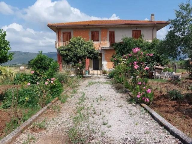 Villetta indipendente in vendita di 300 m² in Via Fontana Vecchia