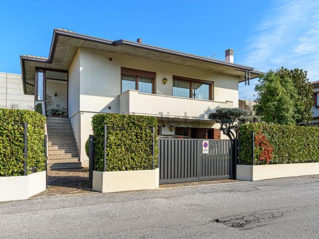 Villetta indipendente in vendita di 300 m² in Via Francesco Baracca