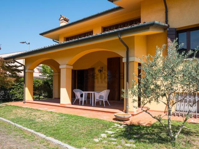 Villetta indipendente in vendita di 300 m² in Via Fratelli Cervi, 16