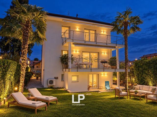 Villetta indipendente in vendita di 300 m² in Via L. Muratori, 8