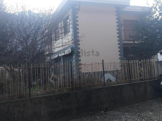 Villetta indipendente in vendita di 300 m² in Via Luigi Cadorna, 4
