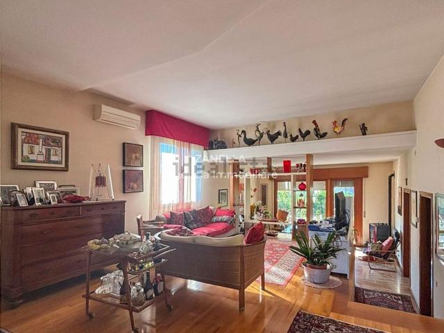 Villetta indipendente in vendita di 300 m² in Via Malvolta