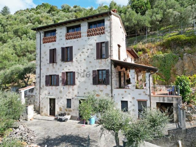 Villetta indipendente in vendita di 300 m² in Via Marcello Lucchesi