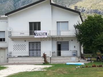 Villetta indipendente in vendita di 300 m² in Via san cataldo