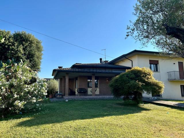 Villetta indipendente in vendita di 300 m² in Via Sandri
