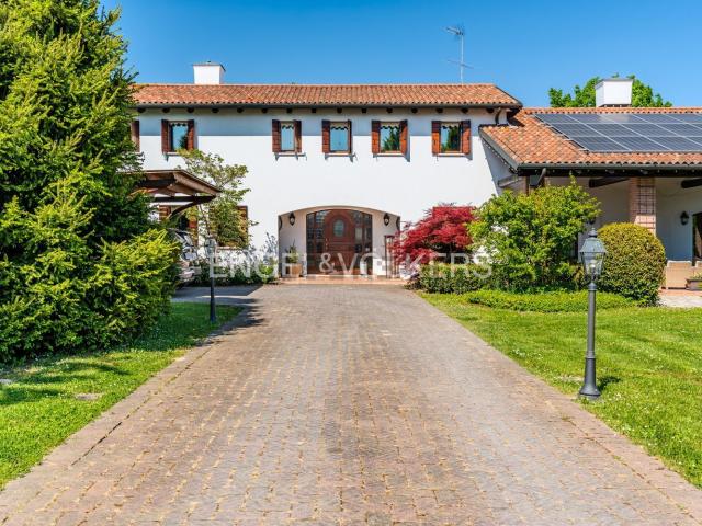 Villetta indipendente in vendita di 300 m² in Via Sant&apos Elena