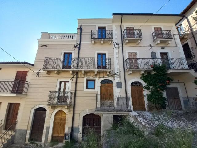 Villetta indipendente in vendita di 300 m² in Via Sbocco Villadonica, 35