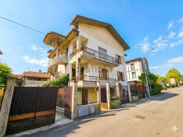 Villetta indipendente in vendita di 300 m² in Via Scuole