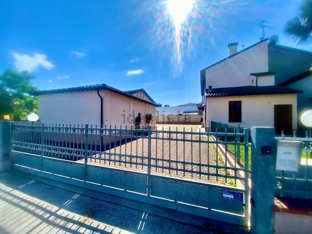Villetta indipendente in vendita di 300 m² in Via Senna