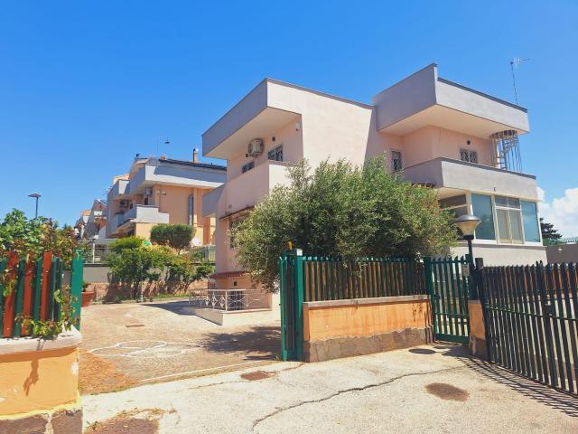 Villetta indipendente in vendita di 300 m² in Via Staffetta