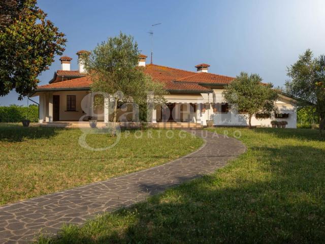 Villetta indipendente in vendita di 300 m² in Via Statuti G 58