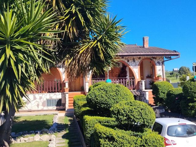 Villetta indipendente in vendita di 300 m² in Via Stragonello