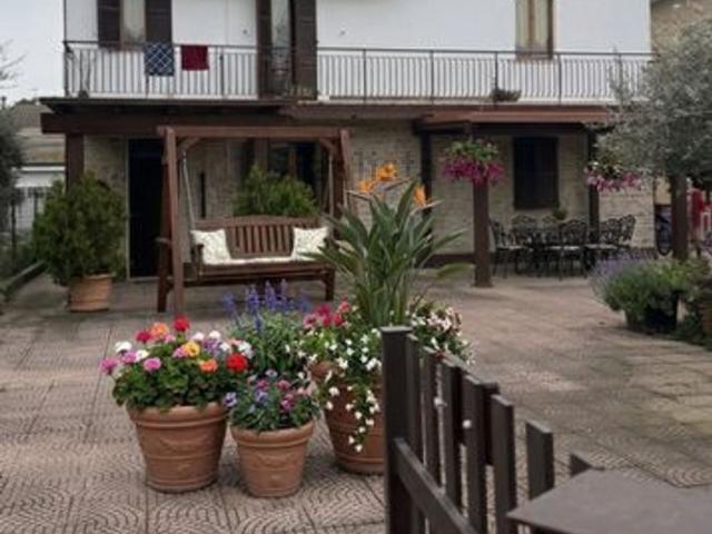 Villetta indipendente in vendita di 300 m² in Via Campania