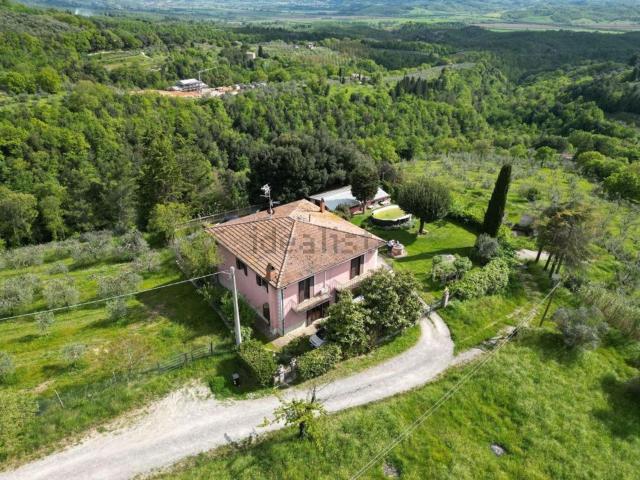 Villetta indipendente in vendita di 300 m² in Via Pietro Vannucci
