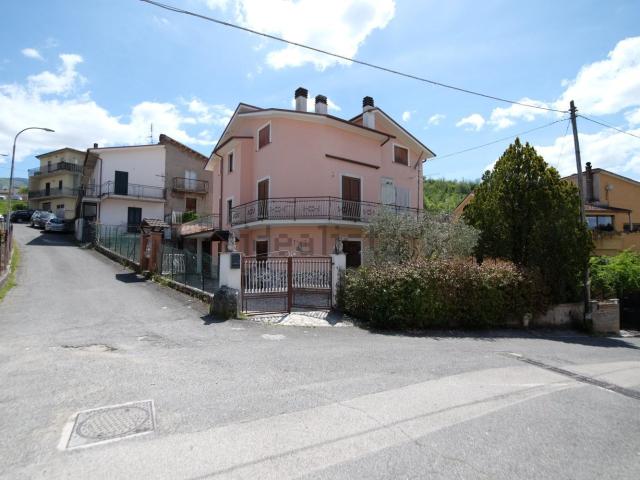Villetta indipendente in vendita di 300 m² in Via Principe Umberto