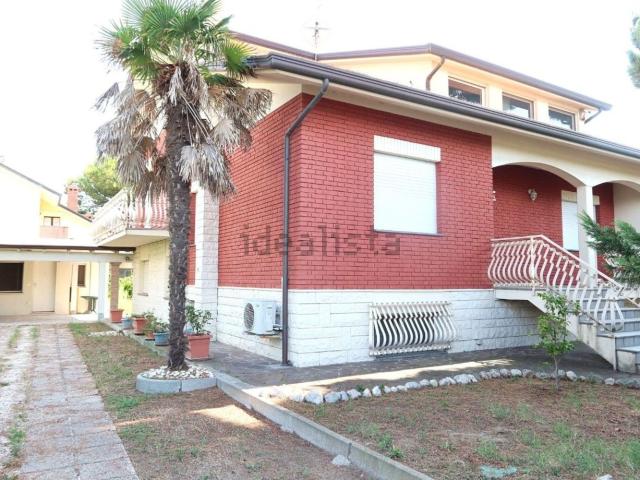 Villetta indipendente in vendita di 300 m² in Via Puglie