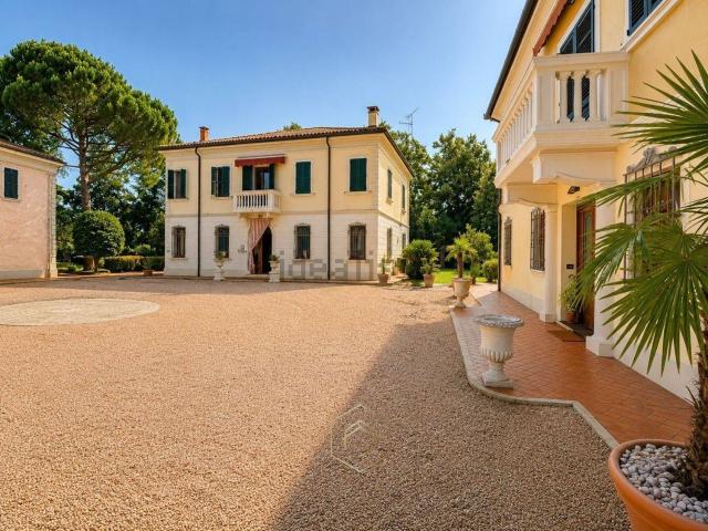 Villetta indipendente in vendita di 300 m² in Via Ravenna, 242