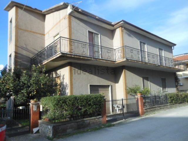 Villetta indipendente in vendita di 300 m² in Via Raffaele Viviani