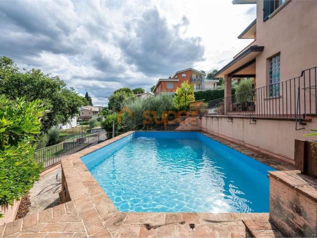 Villetta indipendente in vendita di 300 m² in Via Teano