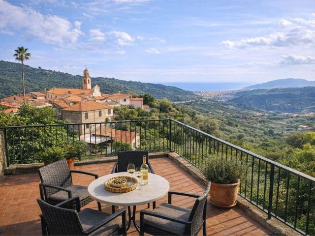Villetta indipendente in vendita di 300 m² in Via Teologo Mantica