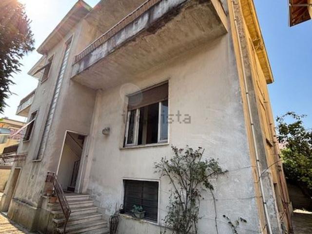 Villetta indipendente in vendita di 300 m² in Via Trieste