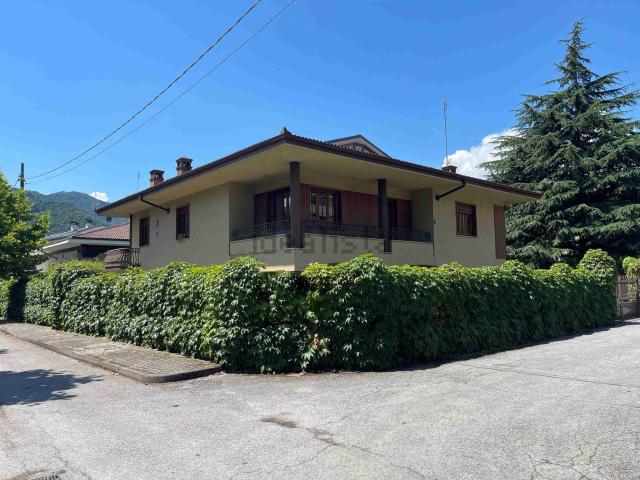 Villetta indipendente in vendita di 300 m² in Via Trieste, 10