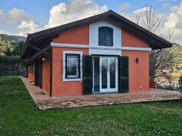 Villetta indipendente in vendita di 300 m² in Via U. d&apos Agostino