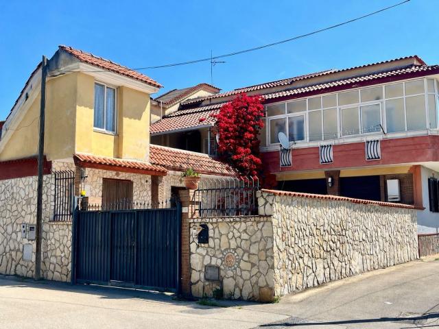 Villetta indipendente in vendita di 300 m² in Via Ugo Foscolo