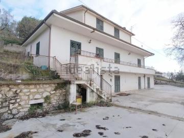 Villetta indipendente in vendita di 300 m² in Via Vecchia De Piternis, 16