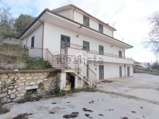 Villetta indipendente in vendita di 300 m² in Via Vecchia De Piternis, 16