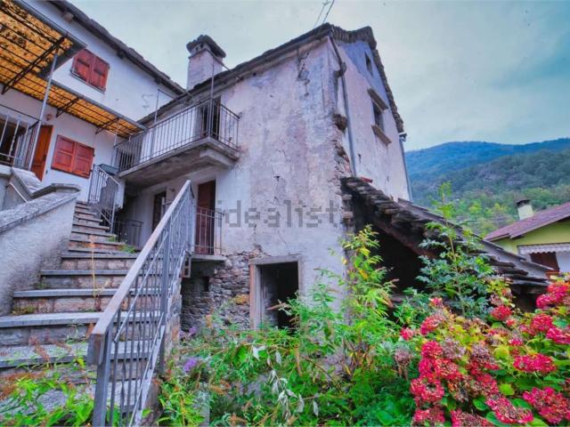 Villetta indipendente in vendita di 300 m² in Frazione Chezzo