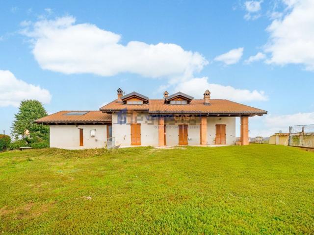 Villetta indipendente in vendita di 300 m² in Piazza Luigi Dompè, 17
