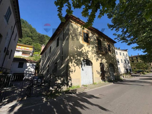 Villetta indipendente in vendita di 300 m² in Piazza Ponte a Serraglio, 44