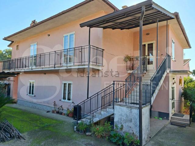 Villetta indipendente in vendita di 300 m² in Strada Senza Nome