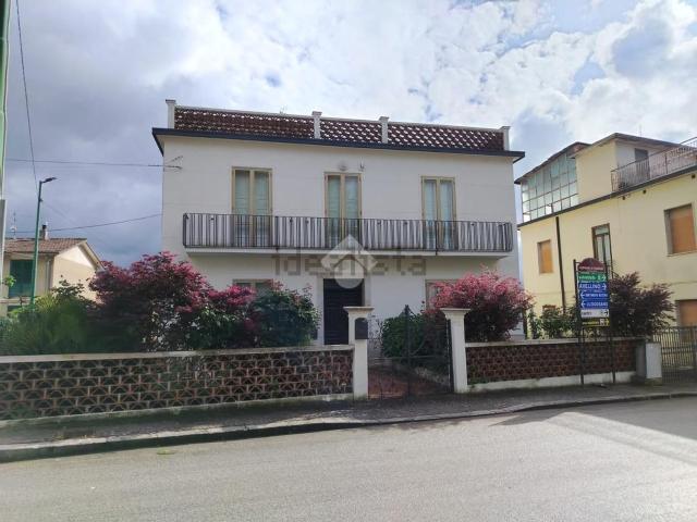 Villetta indipendente in vendita di 300 m² in Via Aldo Moro