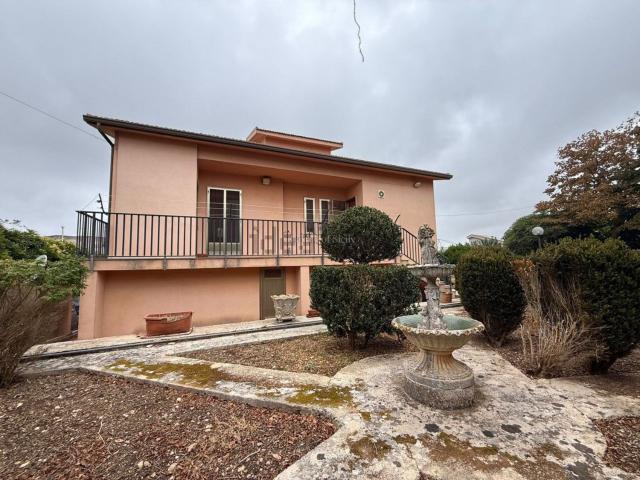 Villetta indipendente in vendita di 301 m² in Via Avvocato Pietro Borrometi