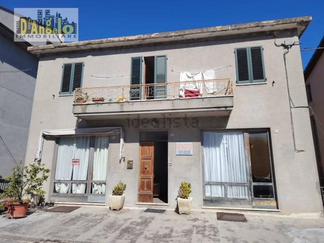 Villetta indipendente in vendita di 301 m² in Piazza Costantino Tamanti, 35