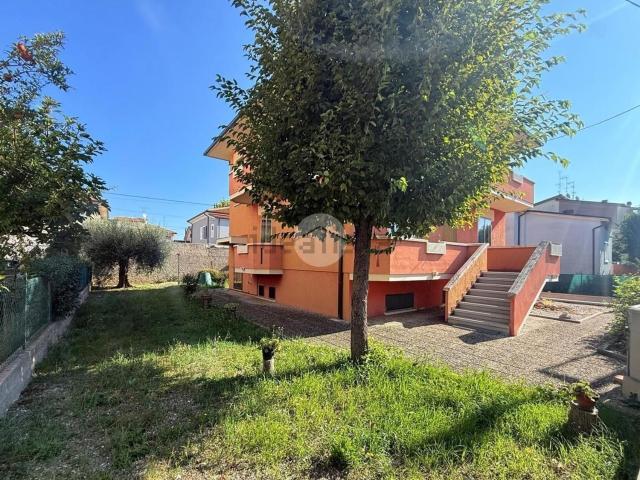 Villetta indipendente in vendita di 302 m² in Via Lorenzo Cappelli, 22