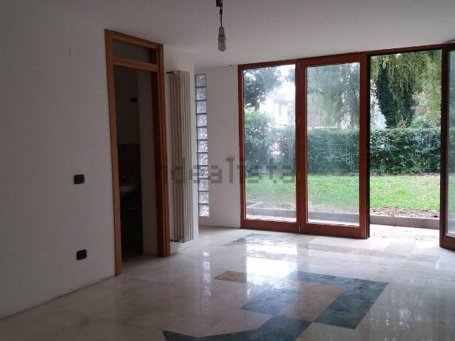 Villetta indipendente in vendita di 304 m² in Via Urbino
