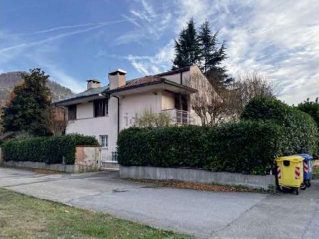 Villetta indipendente in vendita di 304 m² in Corso L. Einaudi, 207