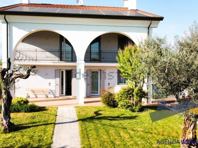 Villetta indipendente in vendita di 305 m² in Via A. Centoni